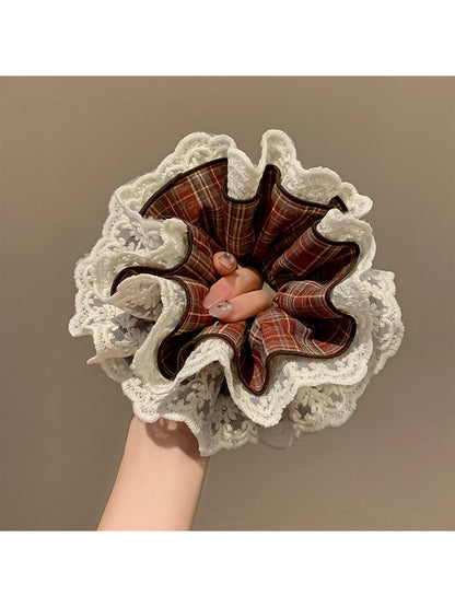 Gifty - Elegant Lace Trimmed Scrunchie