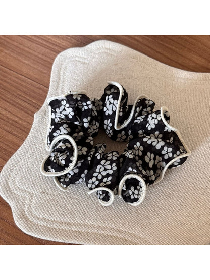 Gifty - Polka Dot Floral Scrunchie