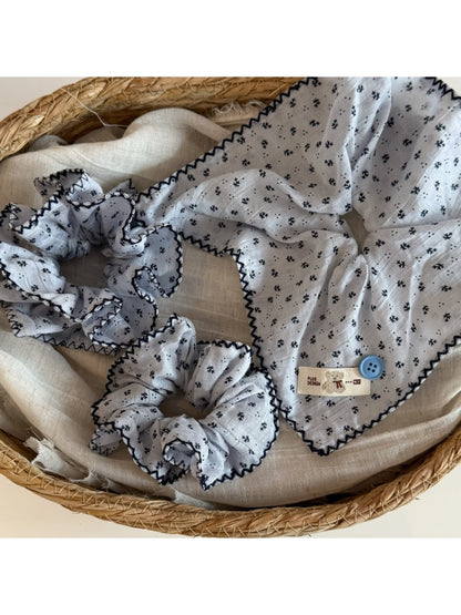 Gifty - Vintage Floral Square Detail Scrunchie