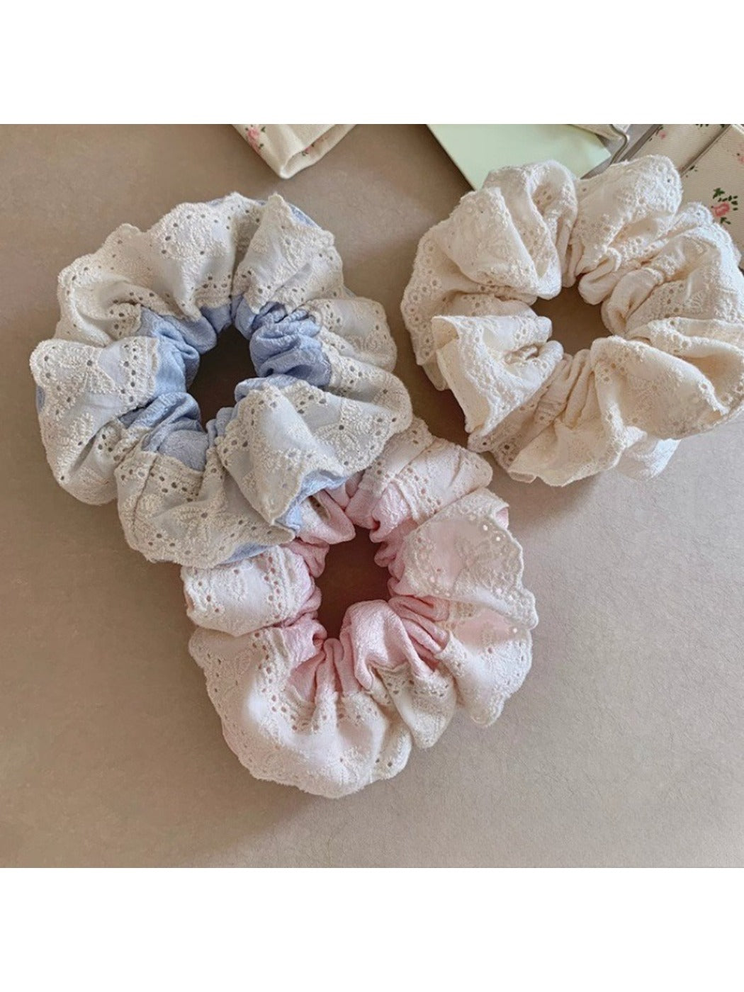 Gifty - Sweet Color-Blocked Scrunchie