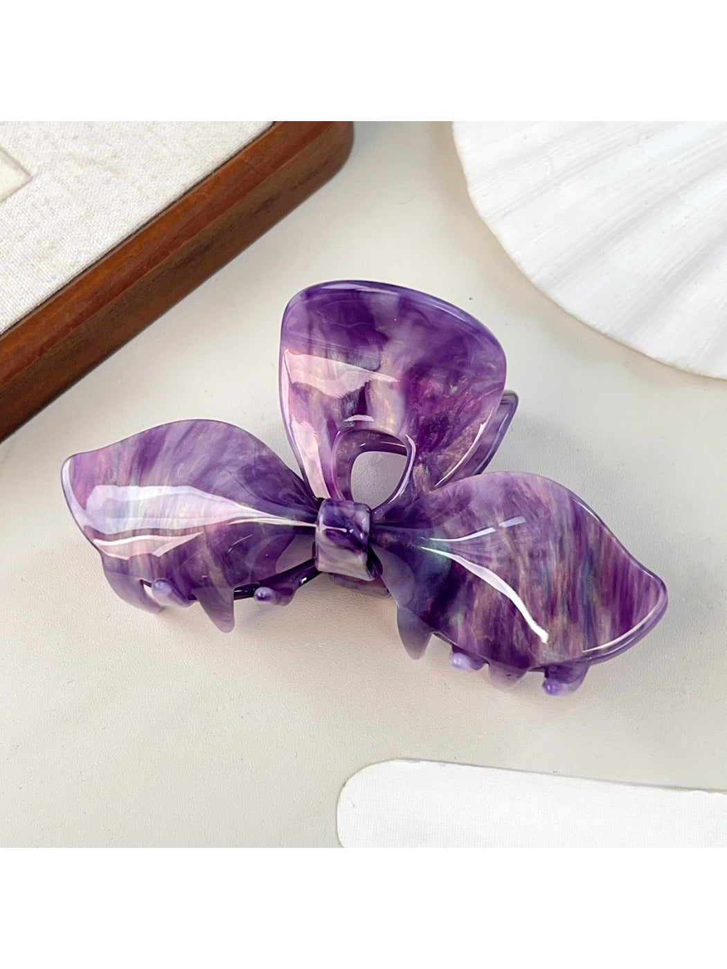Beau hair claw clip clipped in half-up hairstyle on model