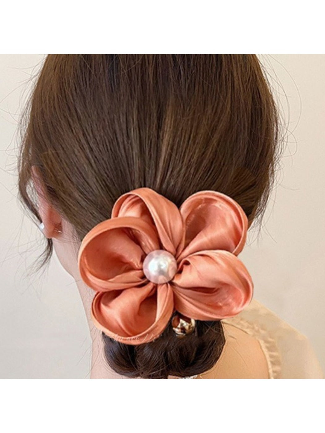 Gifty - Five-Petal Flower Scrunchie