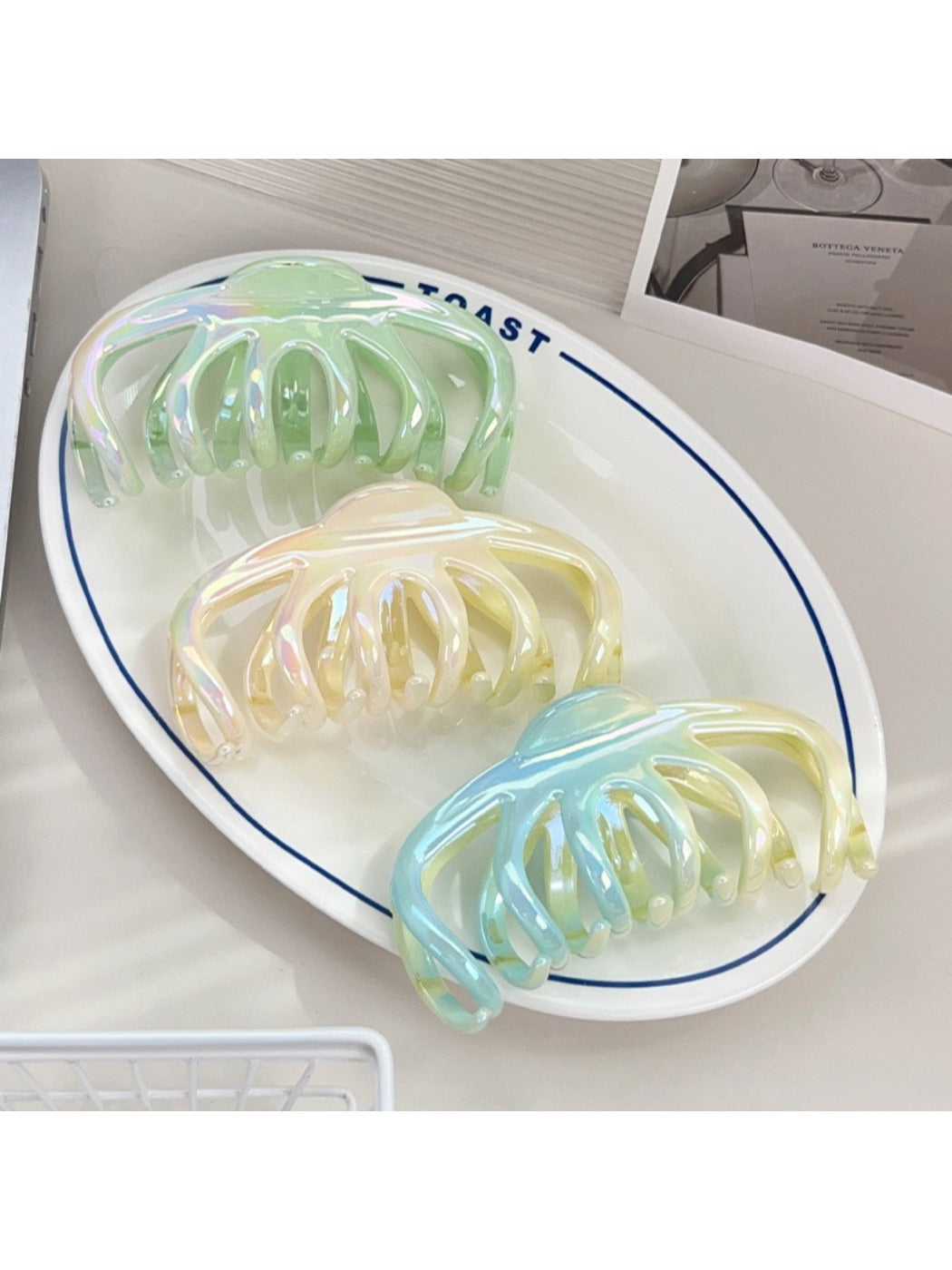 Beau - Cute Gradient Crescent Shaped Claw Clip