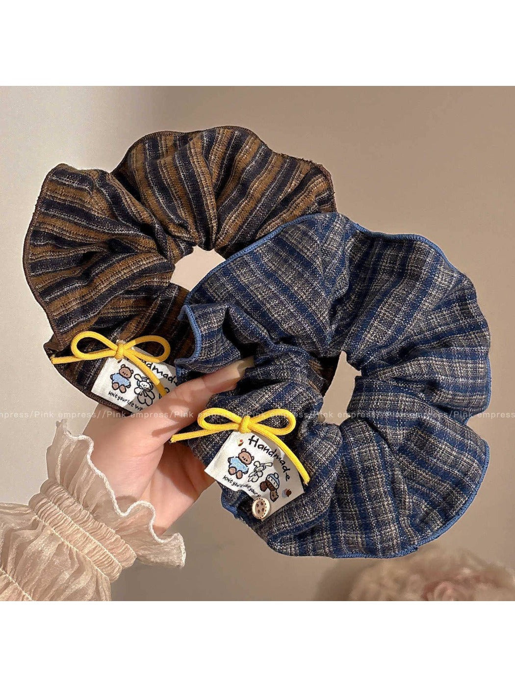 Gifty - Elegant Bow Checkered Scrunchie
