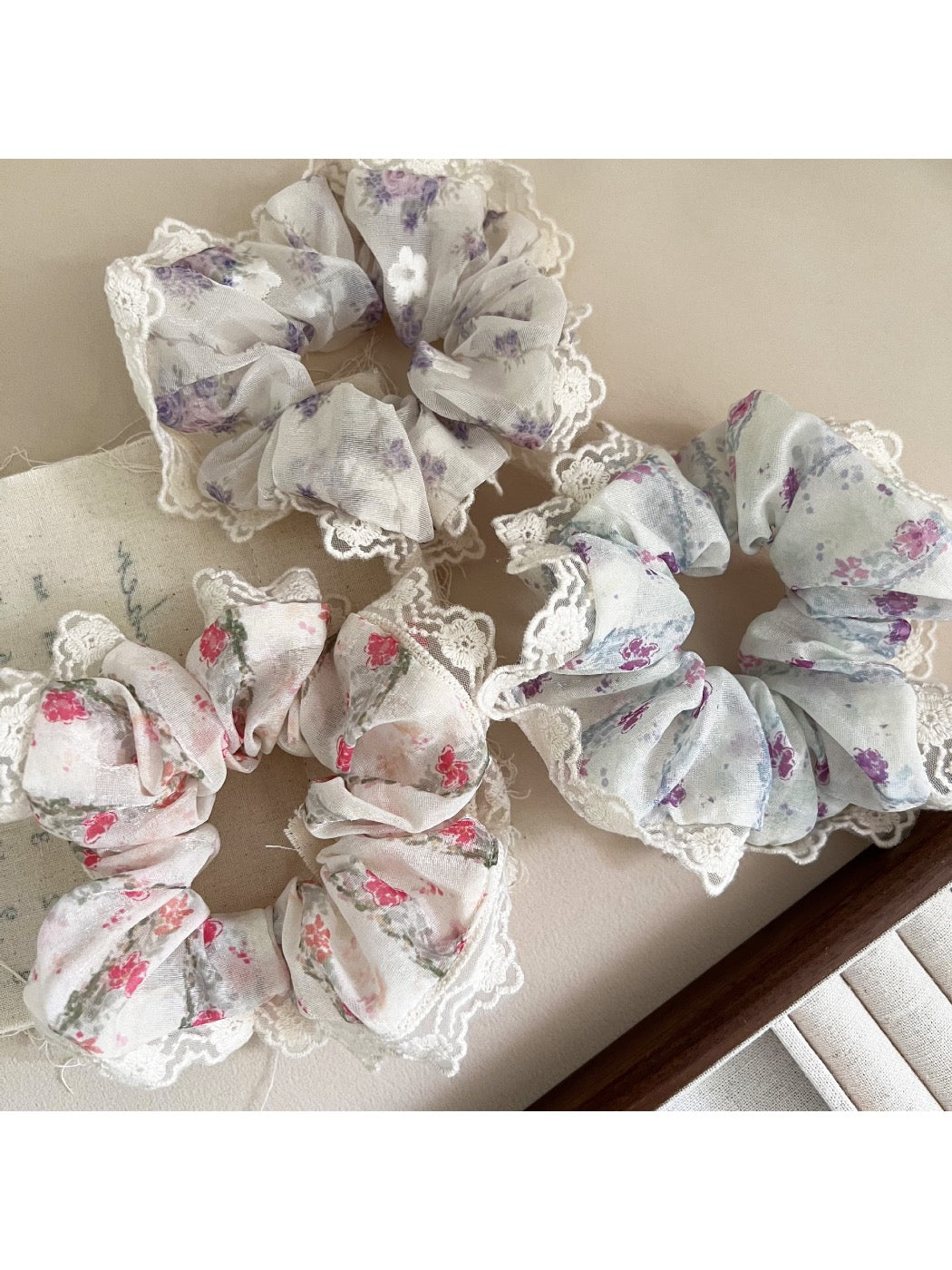 Gifty - Lace with Floral Print Scrunchie