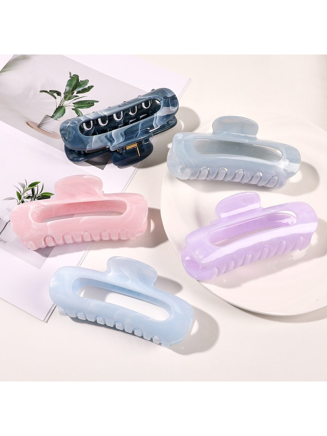 Beau - Glossy Marble Look Oval Hair Claw Clip