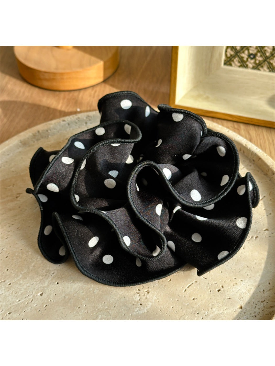 Gifty - Retro Polka Dot Scrunchie