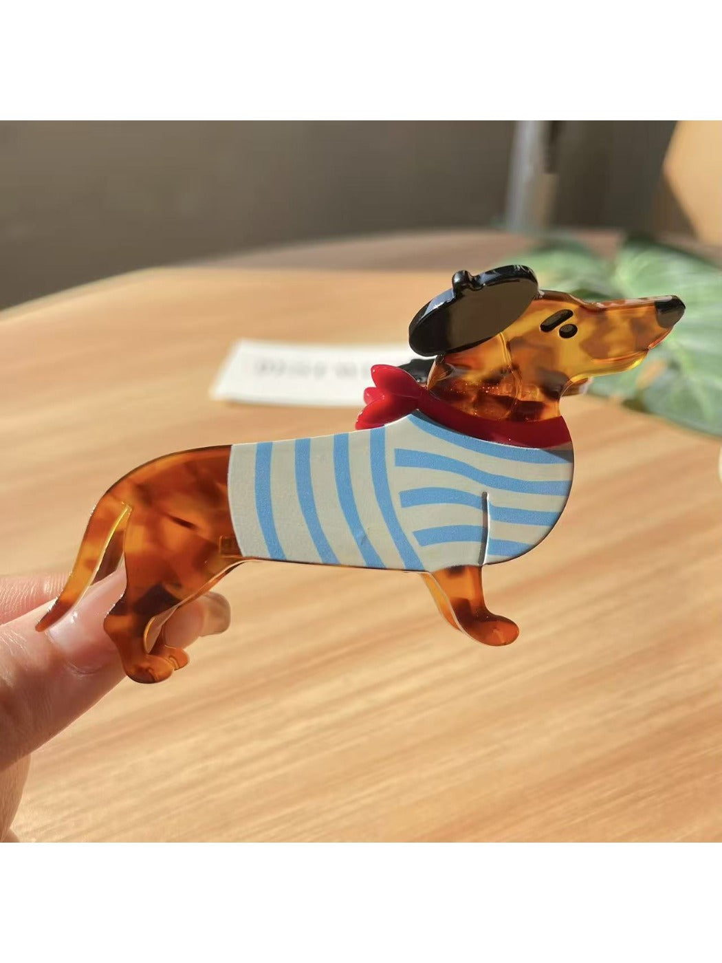 Beau dachshund claw clip with open jaws showing inner teeth for hair hold