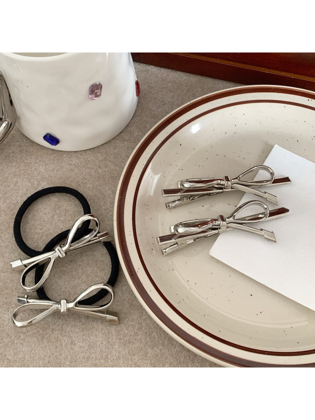 Gifty - Stylish Silver Bow Hair Clip