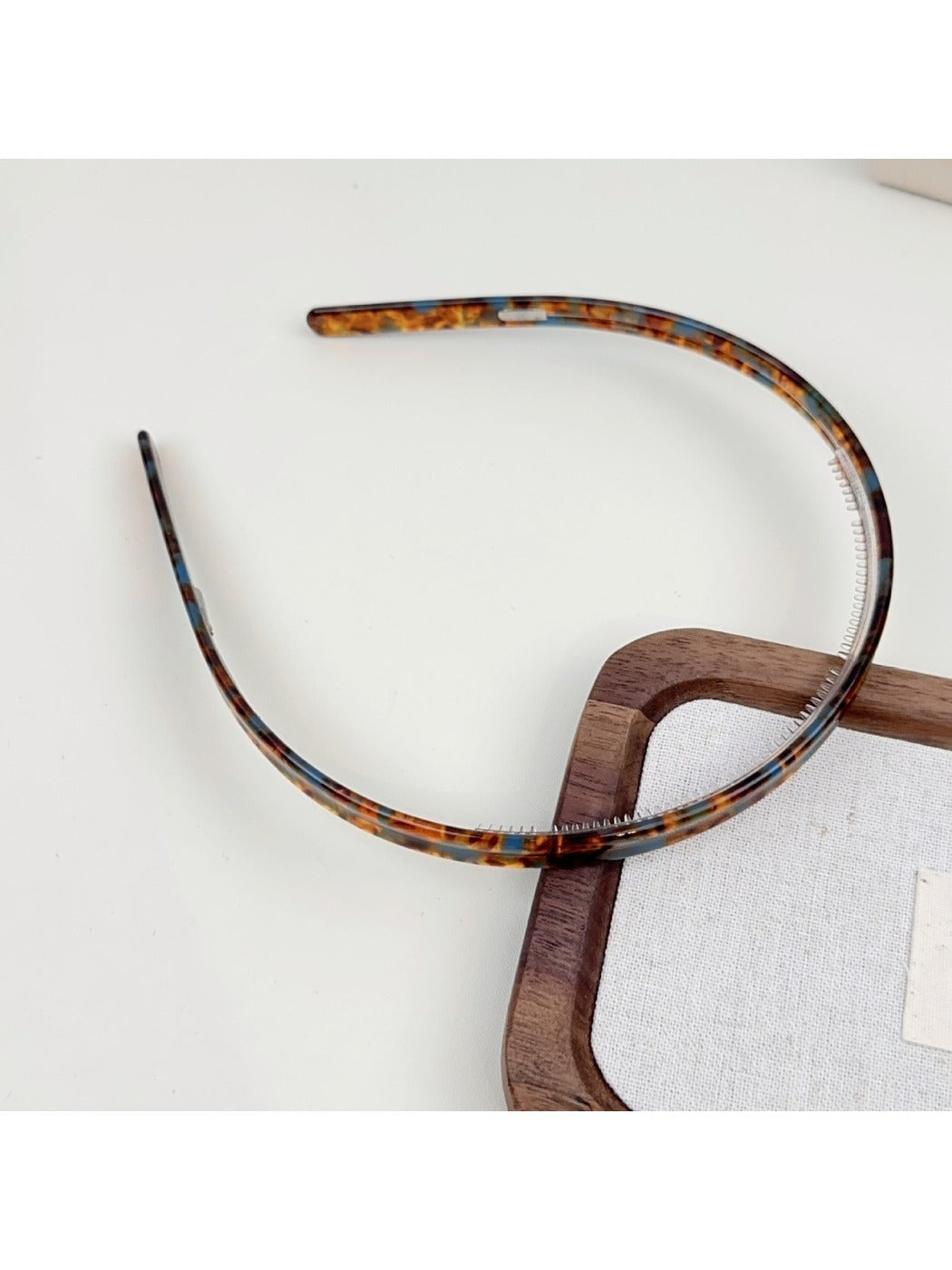 Model adjusting Gifty solid color silky smooth acetate headband
