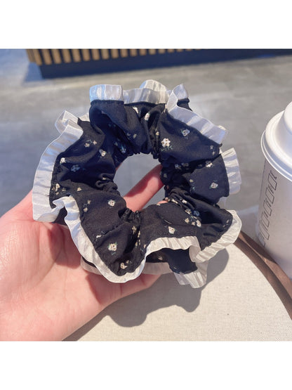 Gifty - Elegant Retro Floral Scrunchie