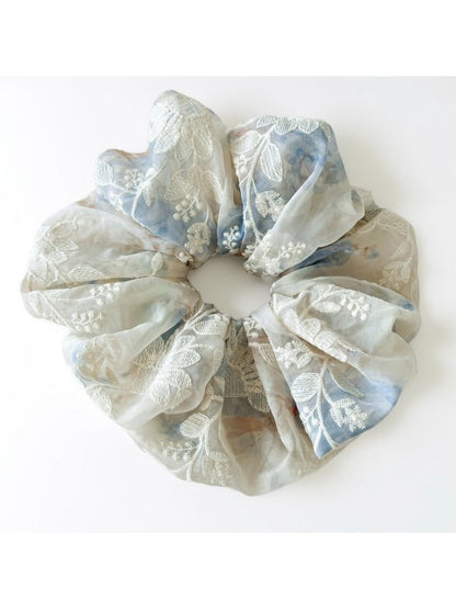 Gifty - Floral Embroidered Scrunchie