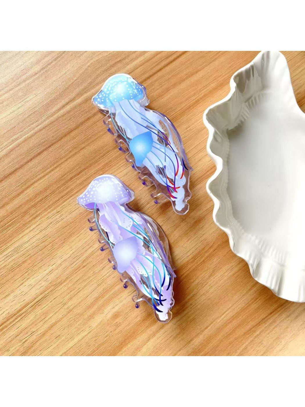 Beau jellyfish claw clip holding a section of hair in a casual hairstyle