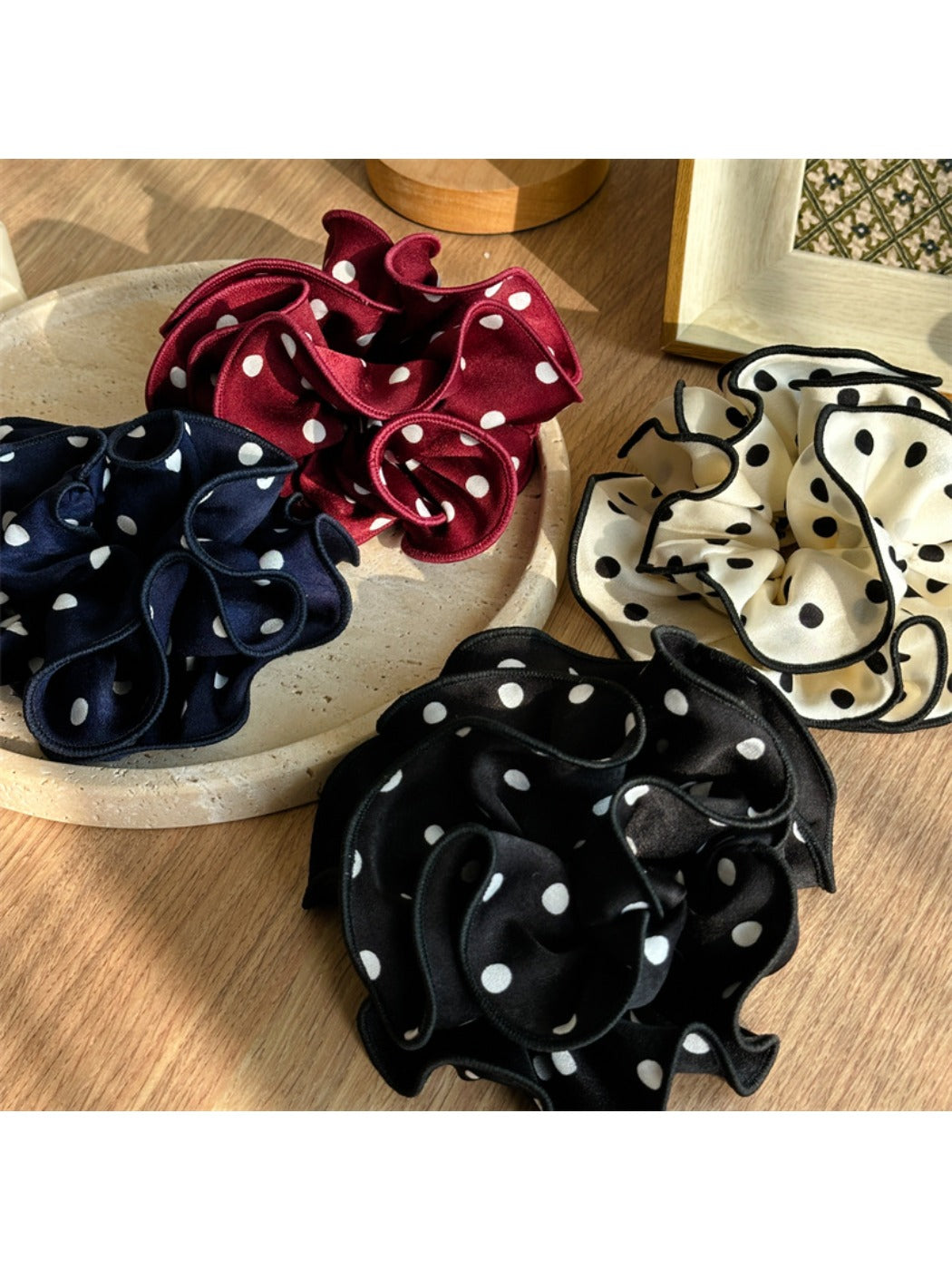 Gifty - Retro Polka Dot Scrunchie