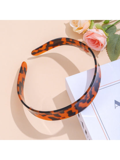 Model wearing the Gifty leopard print headband styled with loose hair