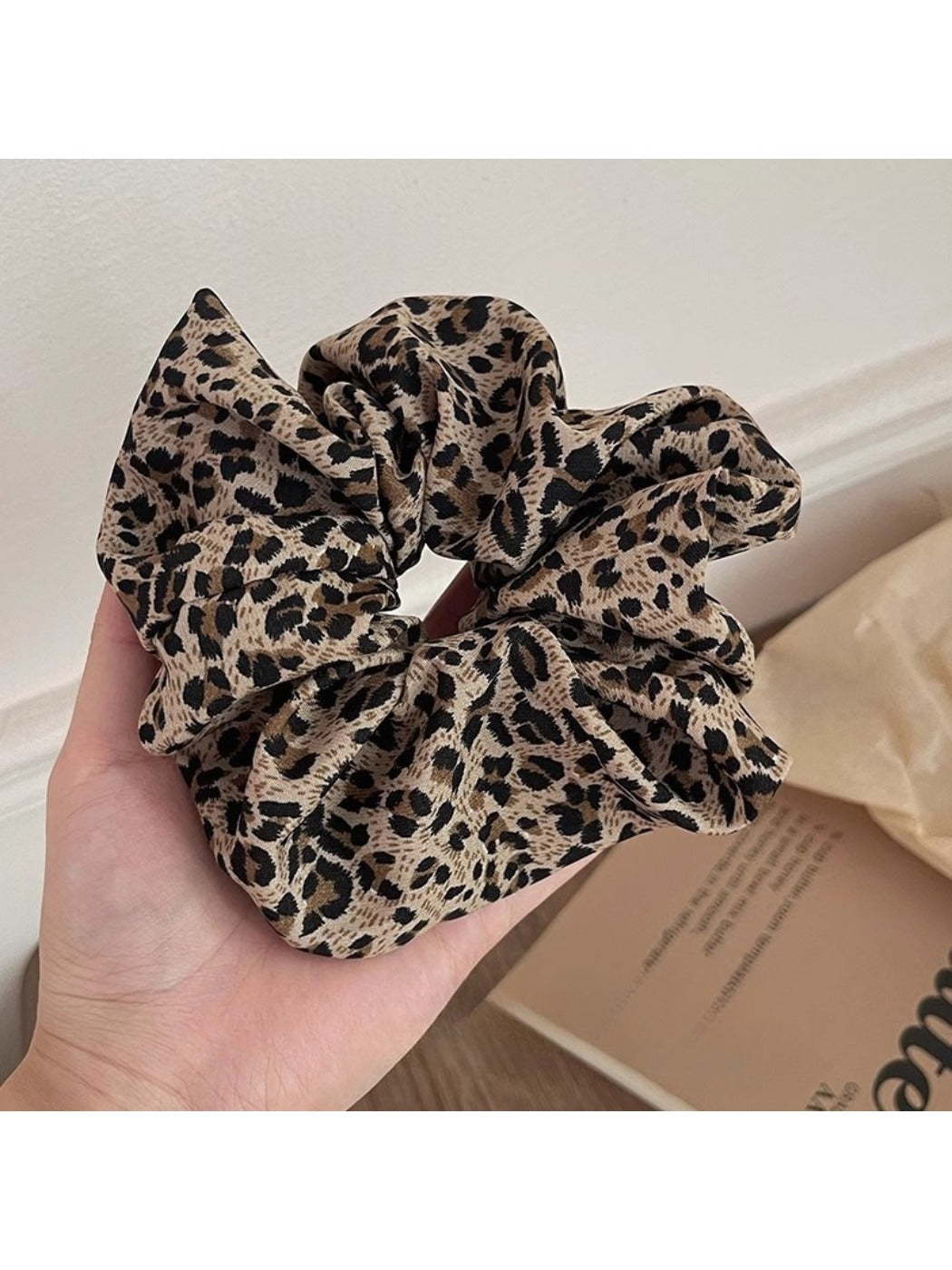 Gifty - Chic Leopard Print Ruched Scrunchie