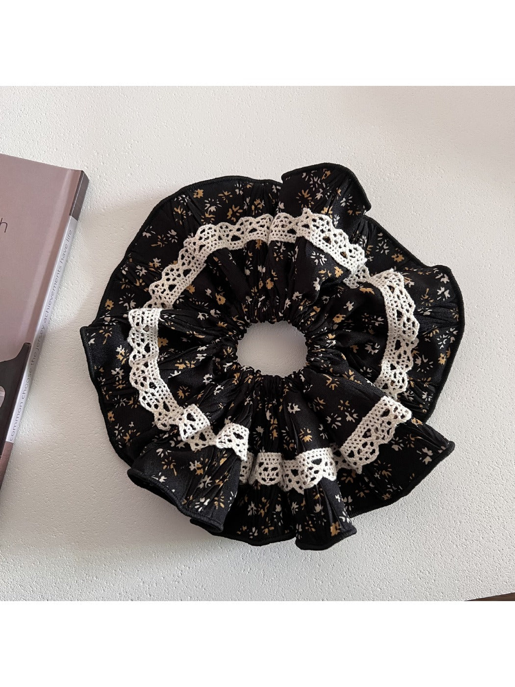 Gifty - Vintage Flower Lace Scrunchie