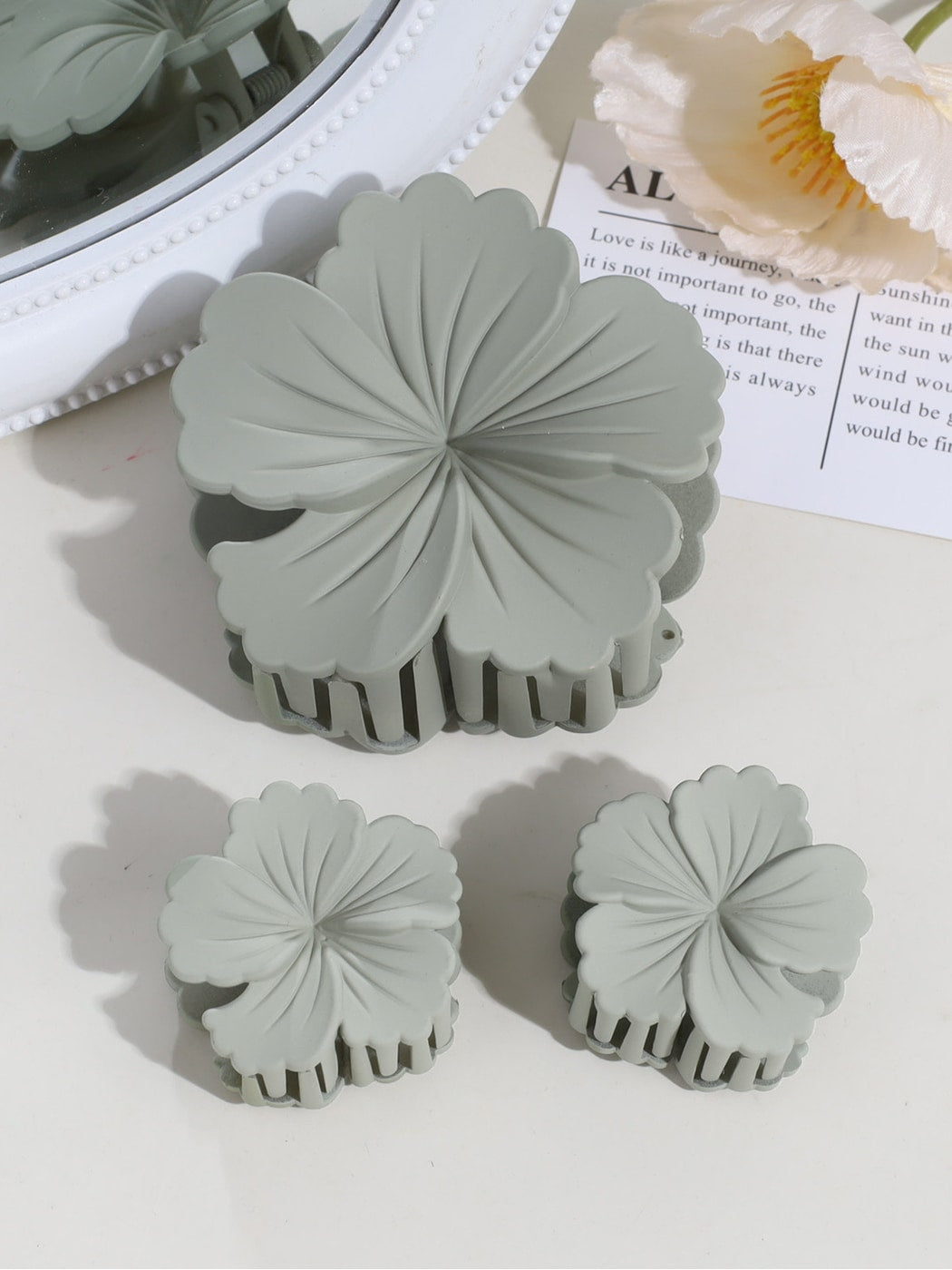 Beau - Matte Flower Shape Plastic Alloy Claw Clip
