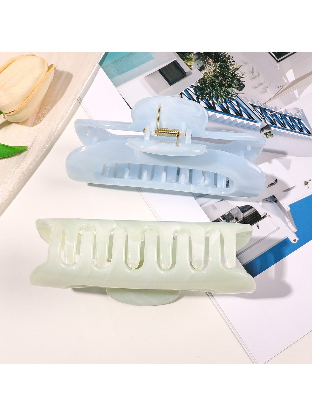 Beau - Glossy Marble Look Oval Hair Claw Clip