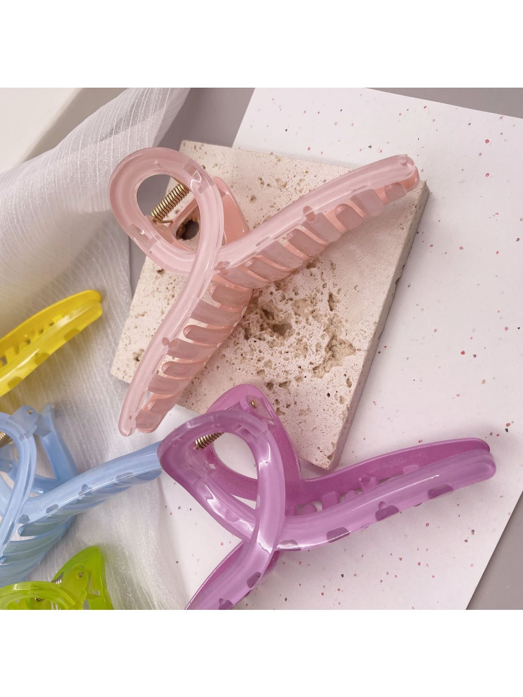 Beau - Essential Solid Color Crisscross Design Claw Clip