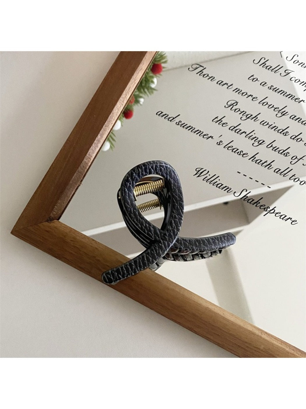 Beau - Elegant Black Claw Clip