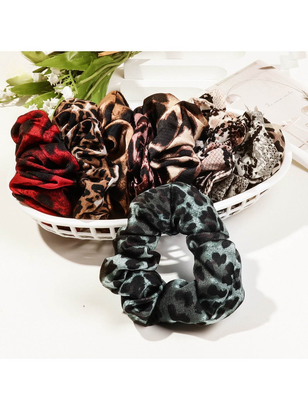 Gifty - Fashionable Leopard Print Scrunchie