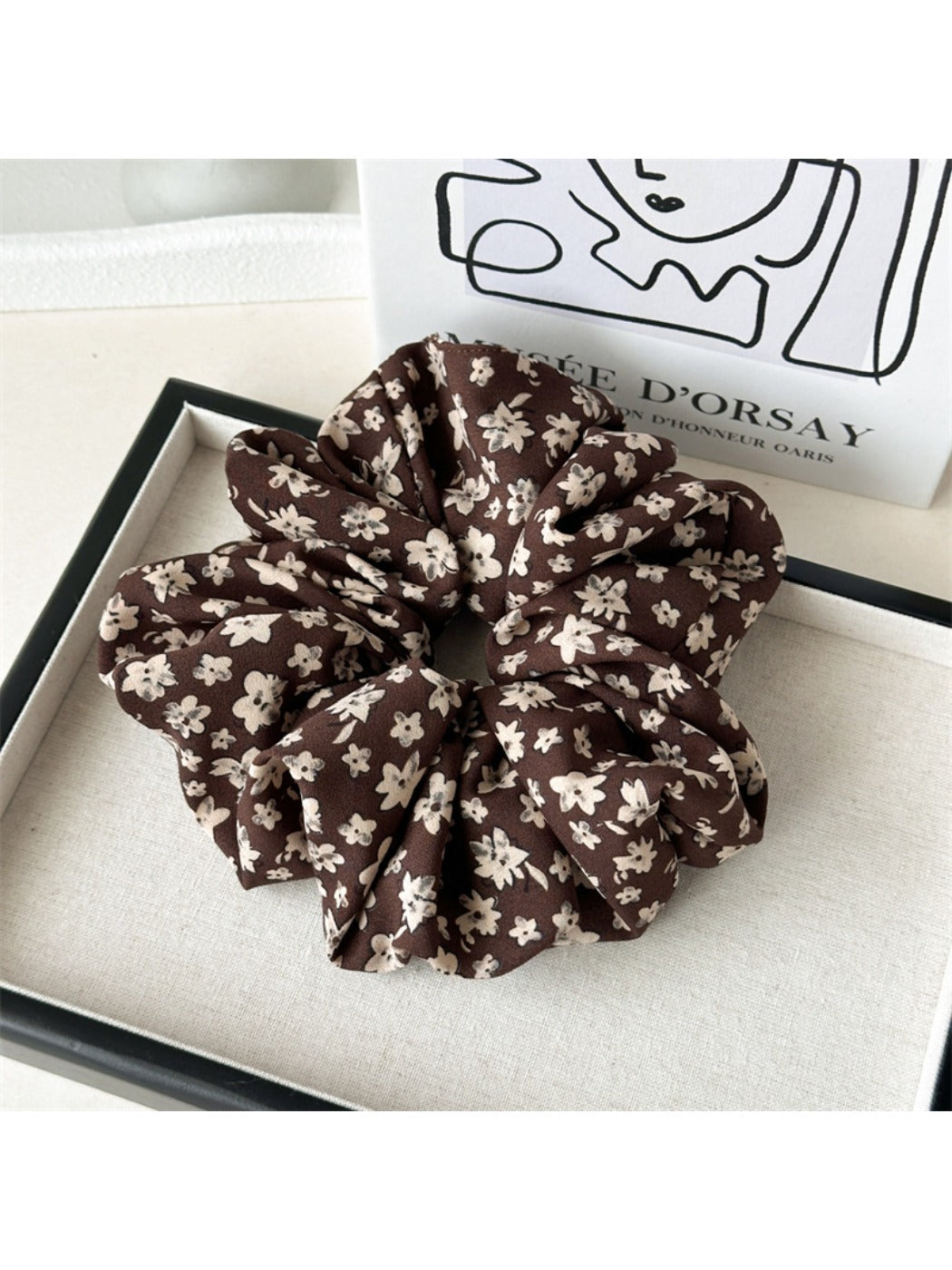 Gifty - Elegant Floral Pattern Scrunchie