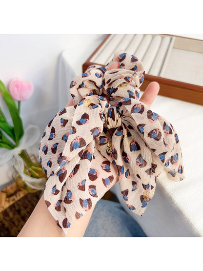 Gifty scrunchie in vintage style with soft fabric and floral design