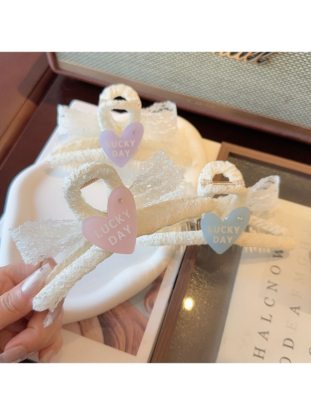 Beau - Acrylic Bow Detail Sweet Style Claw Clip