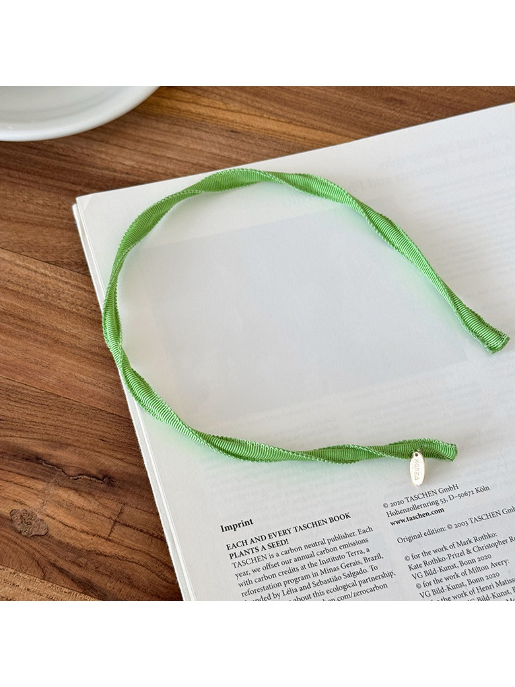 Gifty headband folded flat showing elastic band and fabric details
