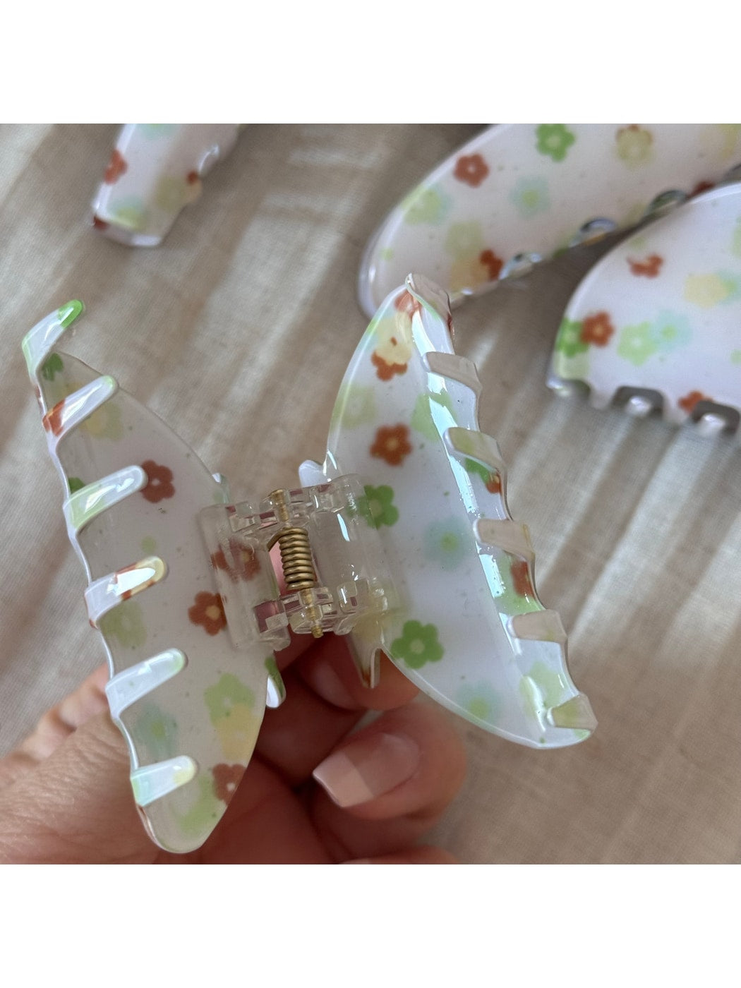 Beau - Simple Glossy Flower Pattern Acrylic Claw Clip