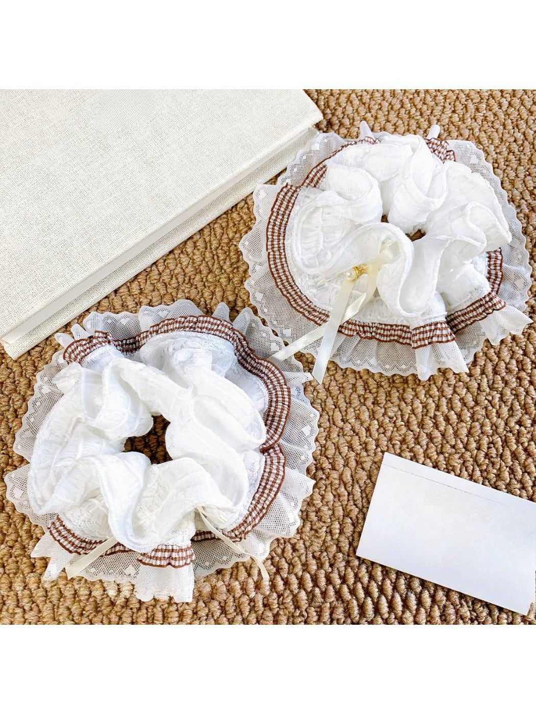 Gifty - White Lace Bow Scrunchie
