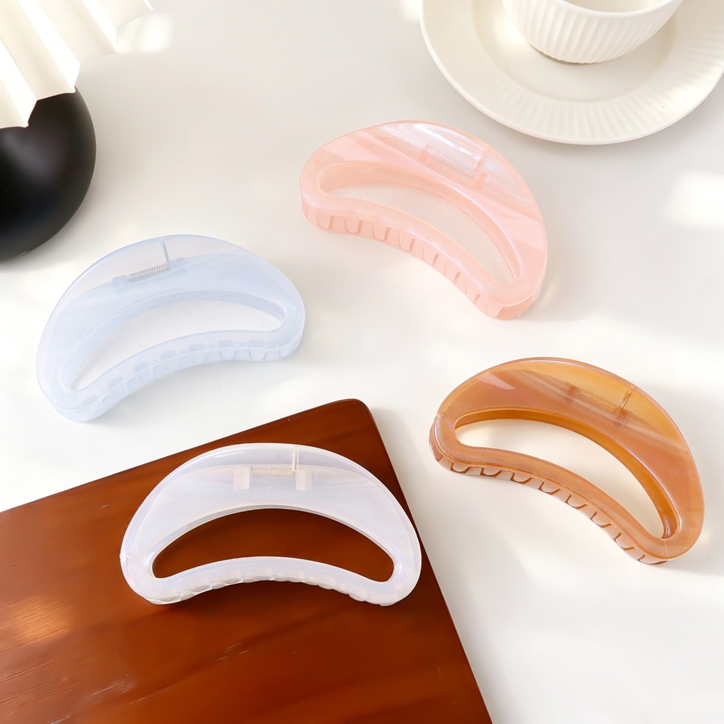 Beau - Minimal Curved Solid Claw Clip