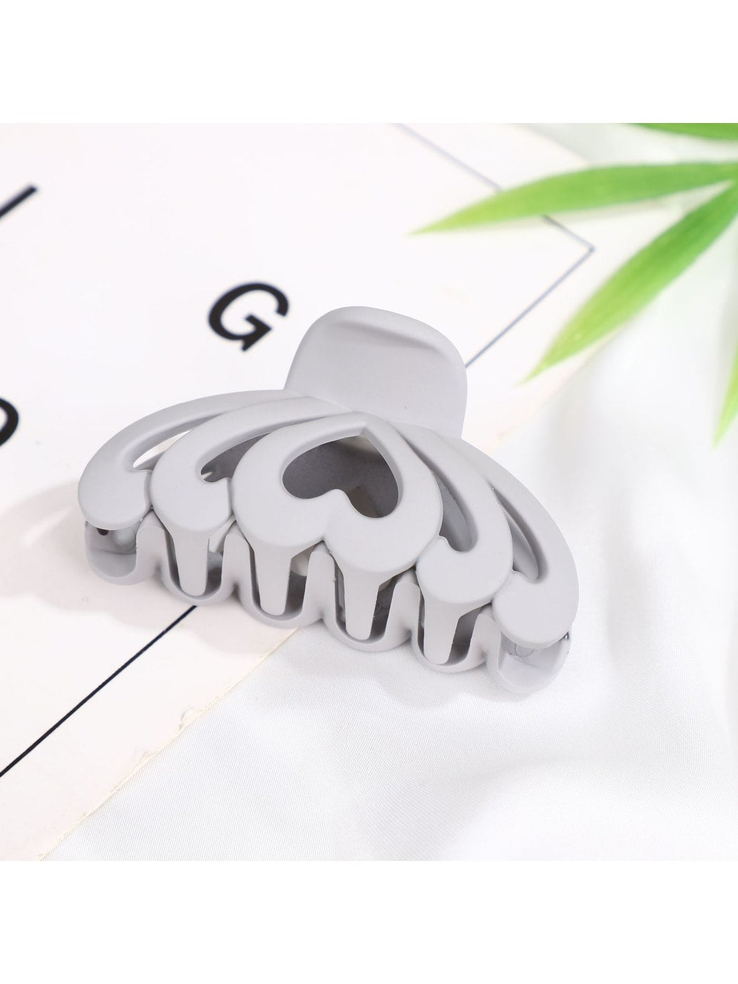 Beau - Matte Plastic Geometric Everyday Hair Claw Clip