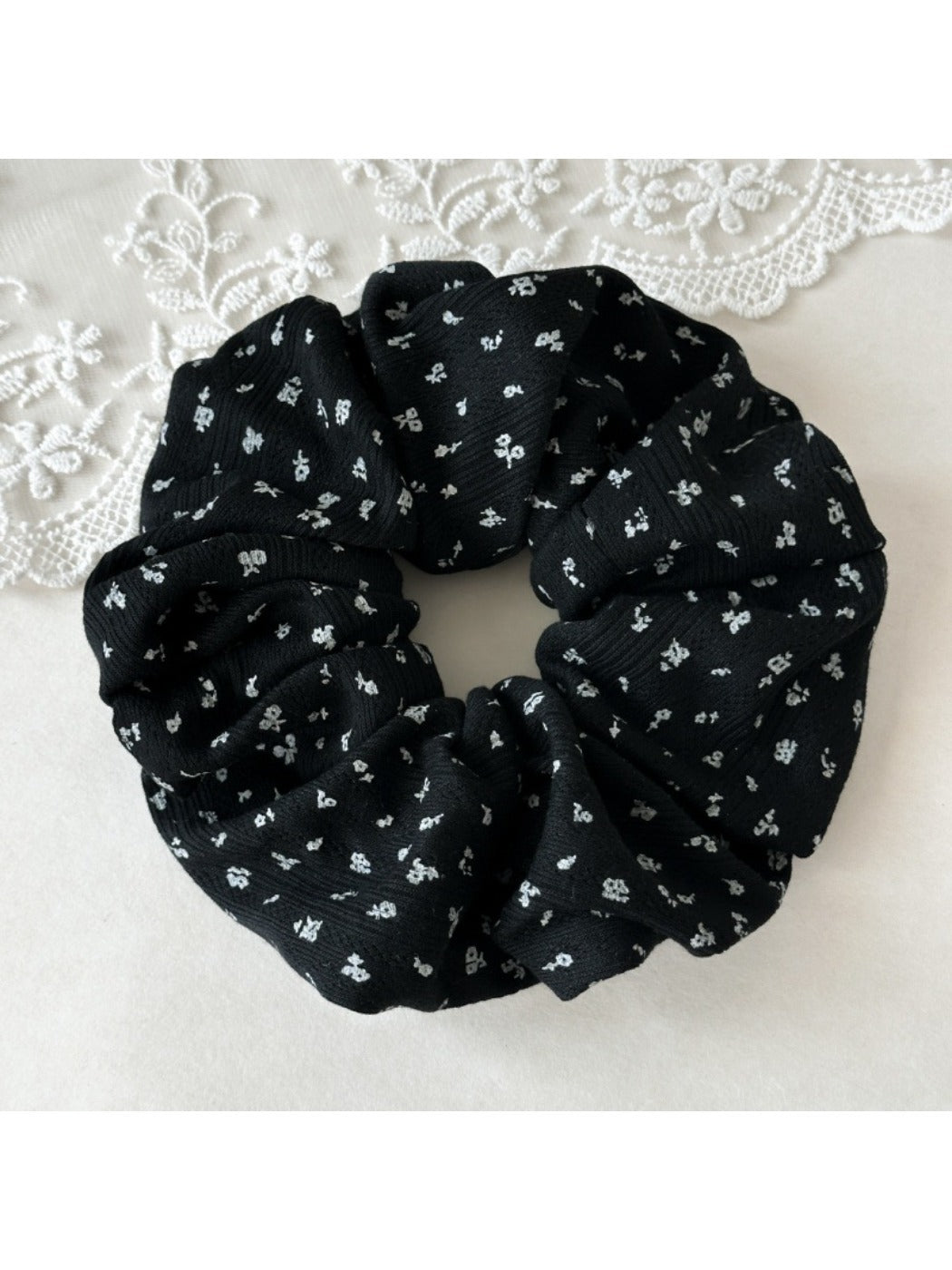Gifty - Trendy Floral Hair Scrunchie