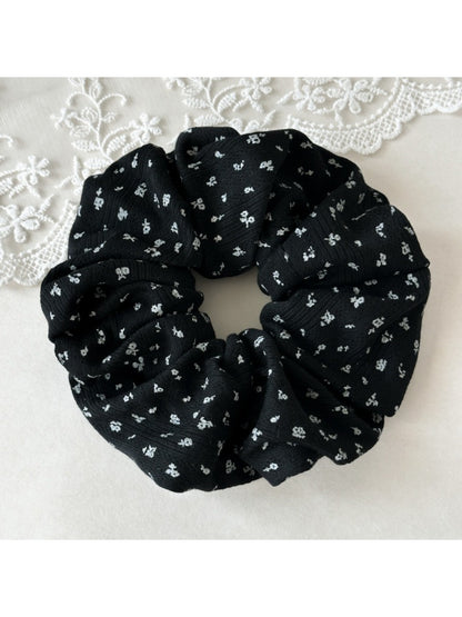 Gifty - Trendy Floral Hair Scrunchie