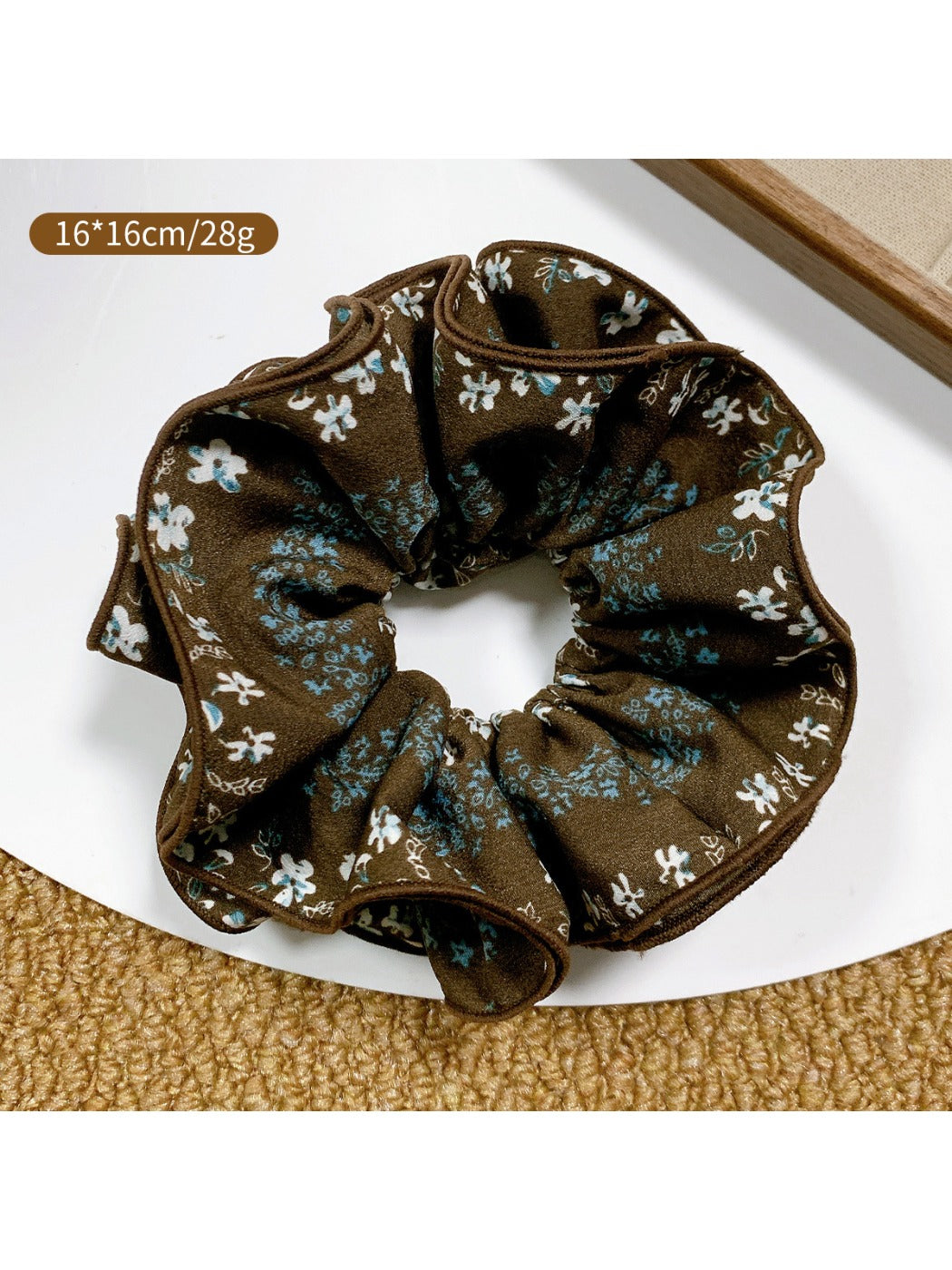 Gifty - Elegant Vintage Floral Scrunchie