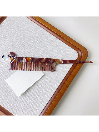 Hand holding Camerow creative hair comb with tortoiseshell design