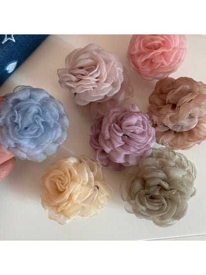Close-up of Beau rose-shaped hair clip in soft pink color