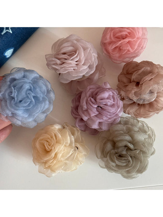 Close-up of Beau rose-shaped hair clip in soft pink color