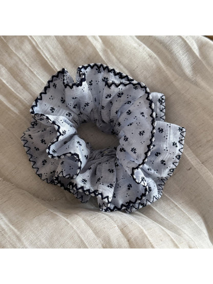 Gifty - Vintage Floral Square Detail Scrunchie