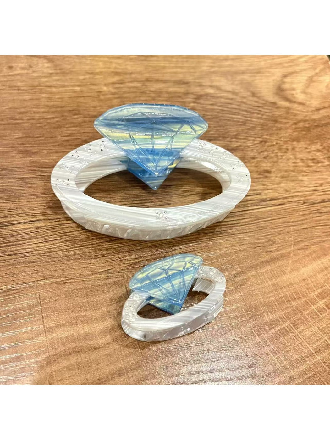 Close-up of Beau ring shape claw clip showing curved claw teeth