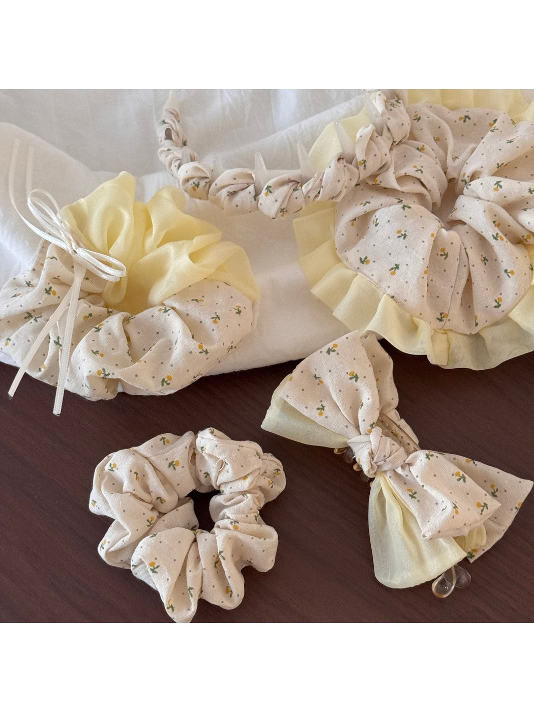 Gifty - Floral Ruffle Trim Polyester Fabric Scrunchie