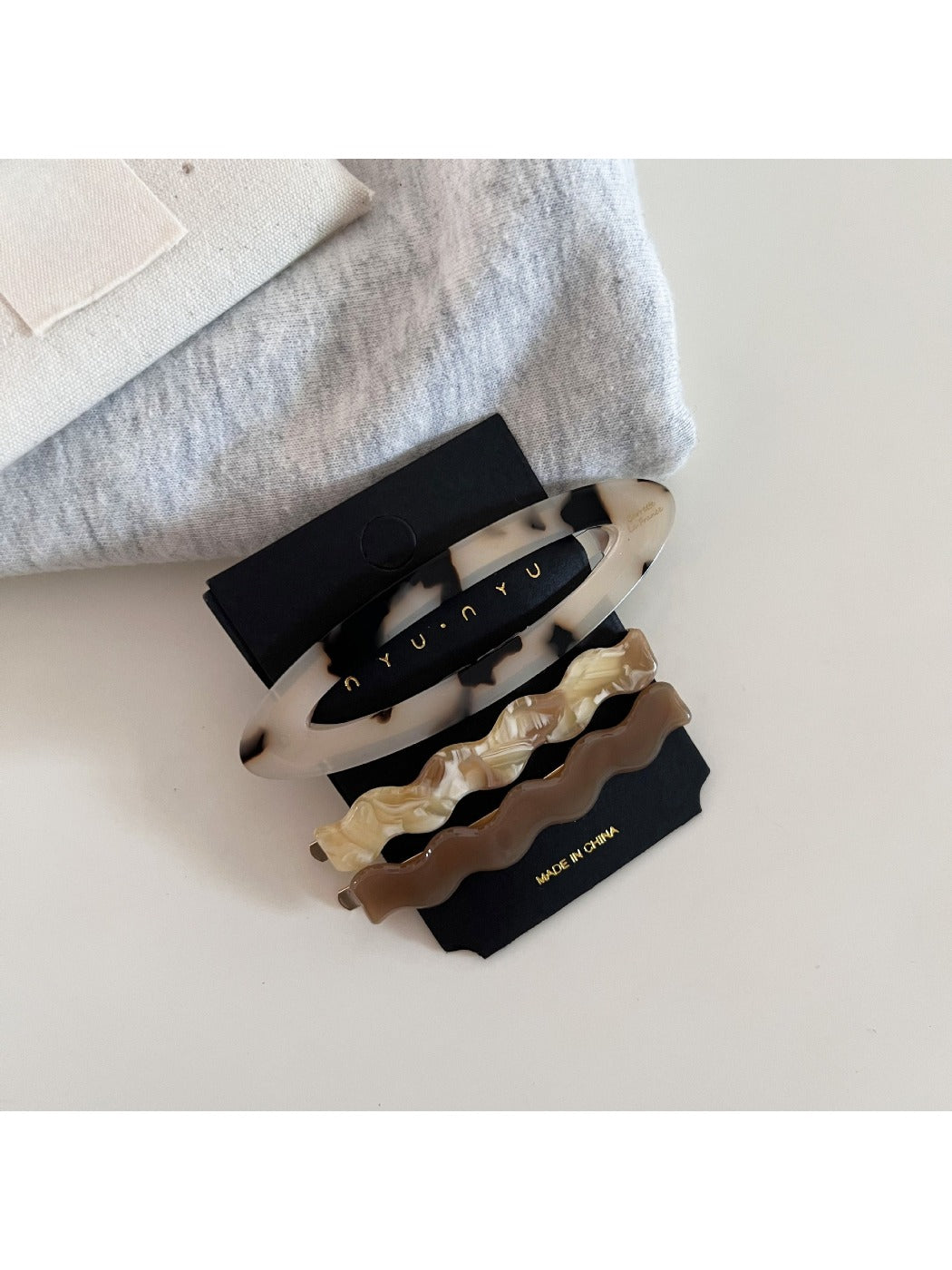 Beau - Cute Oval Wavy Hair Clip