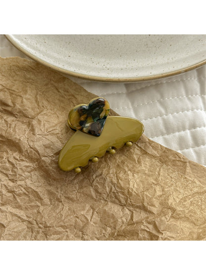 Beau heart shaped acetate claw clip positioned to show heart shape and clasp teeth