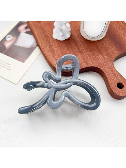 Back view of Beau ombre heart shaped bow claw clip showing clip teeth and hinge