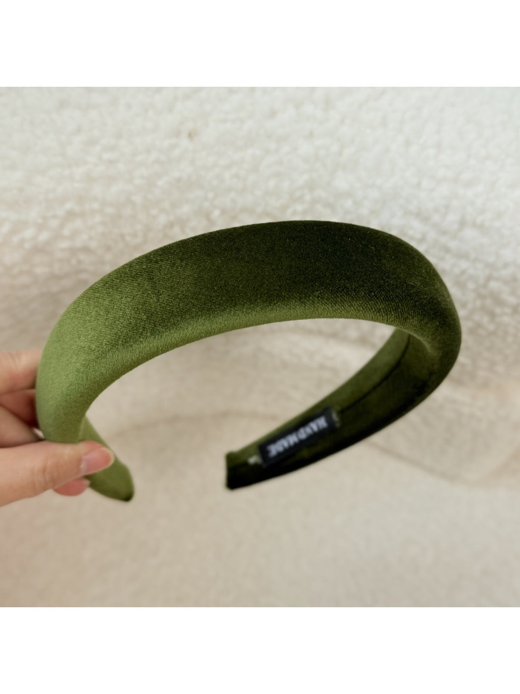 Gifty headband worn by a model with short hair in natural light