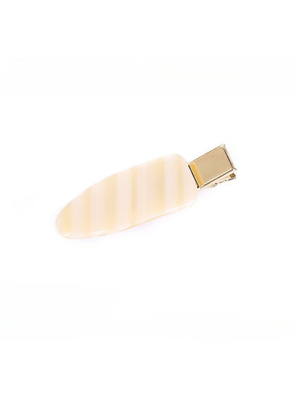 Beau vintage textured hair clip styled in casual hairstyle outdoors