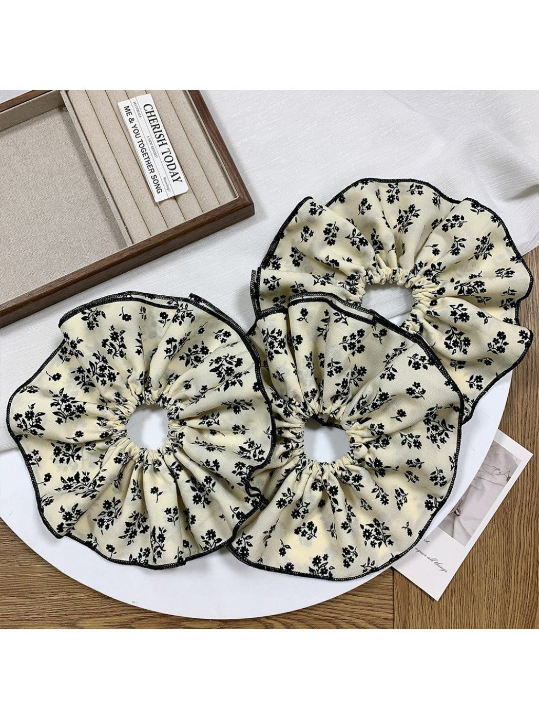 Gifty - Vintage Floral Print Scrunchie