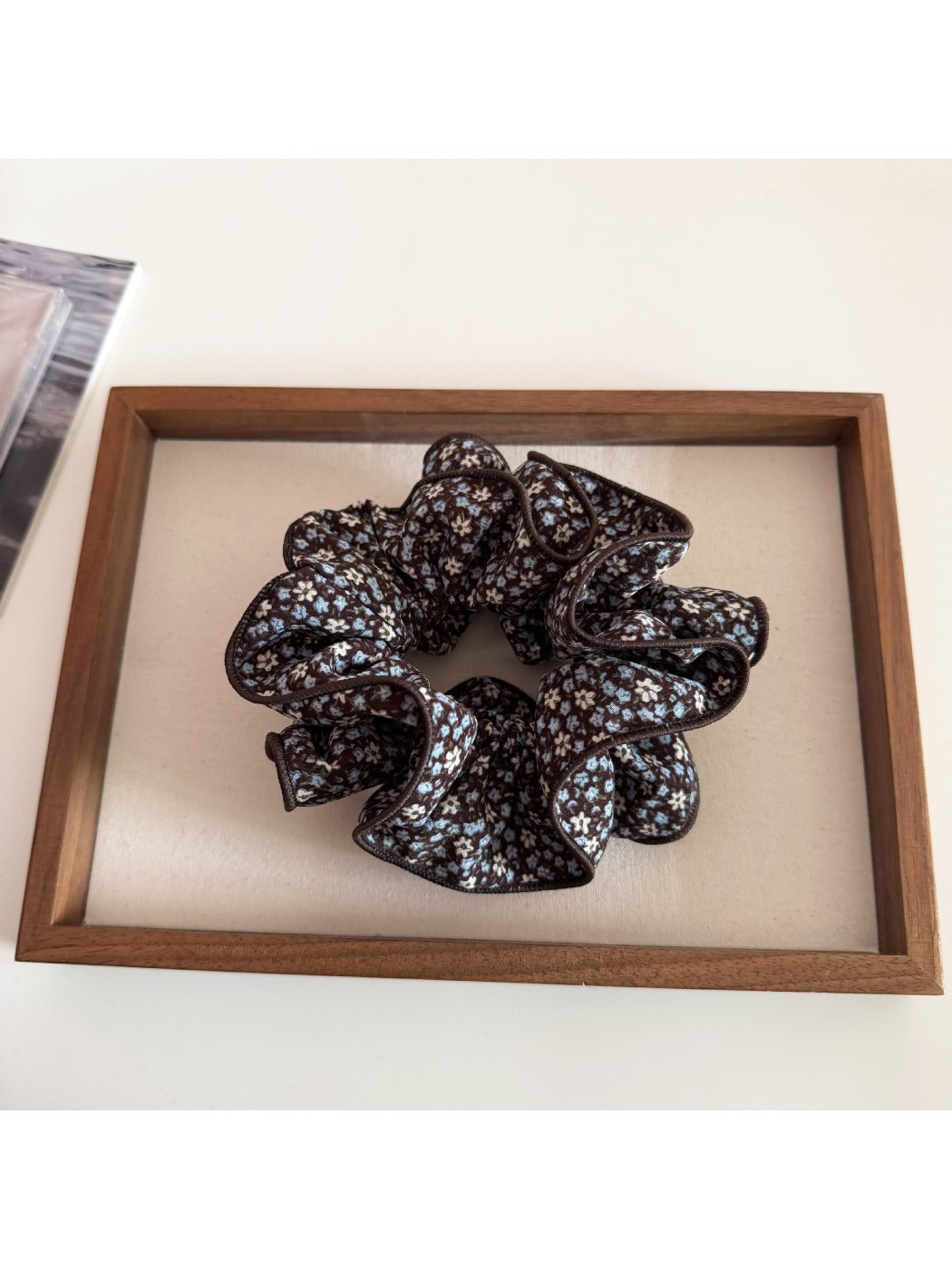 Gifty - Vintage Floral Ruffle Hair Scrunchie